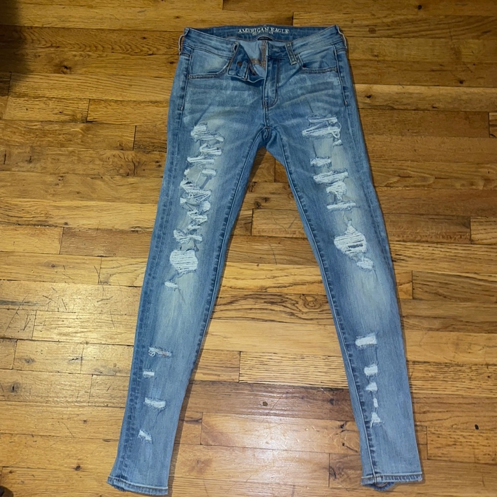 AMERICAN EAGLE SKINNY RIPPED JEANS